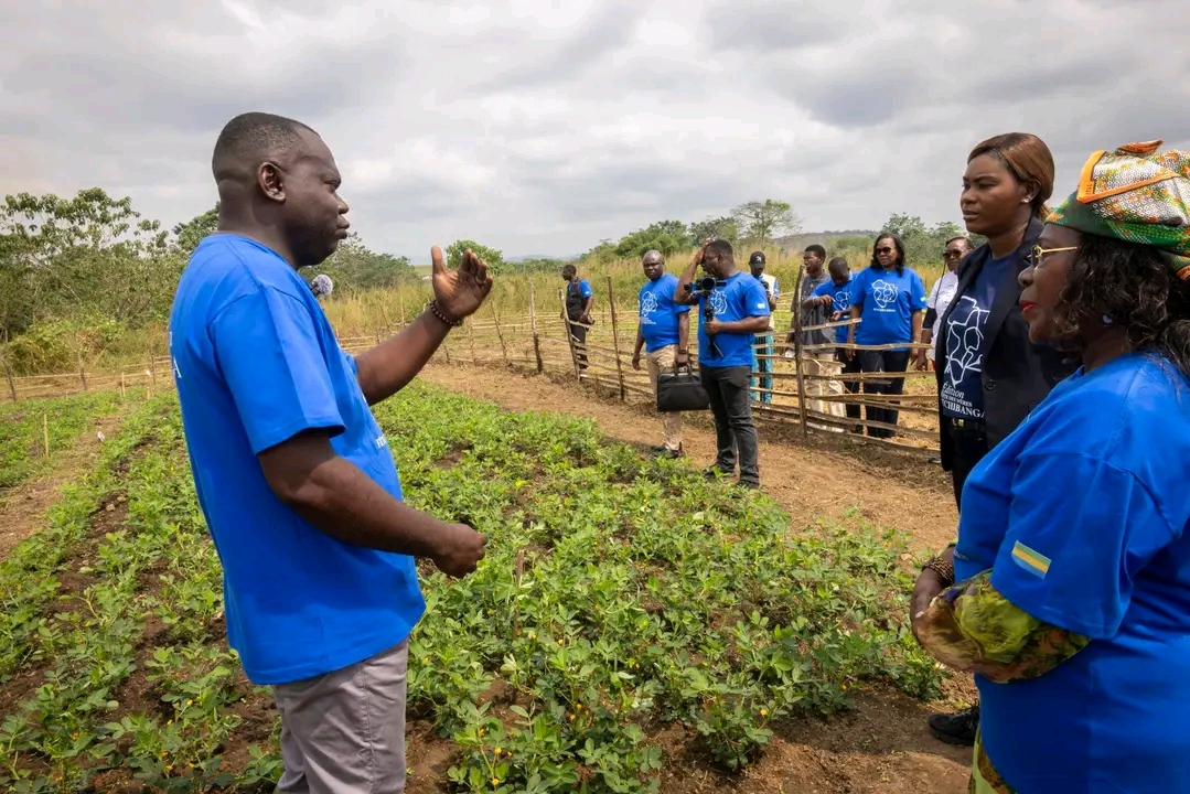 Cédric Pambo Mapicka guidant la visite de terrain pour Madame Zita Oligui Nguema, Première Dame du Gabon